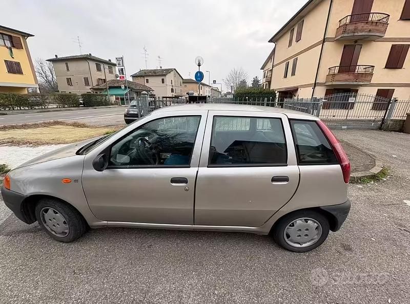 Usado Fiat Punto 54 CV (39 kW) 1999 Gris Berlina