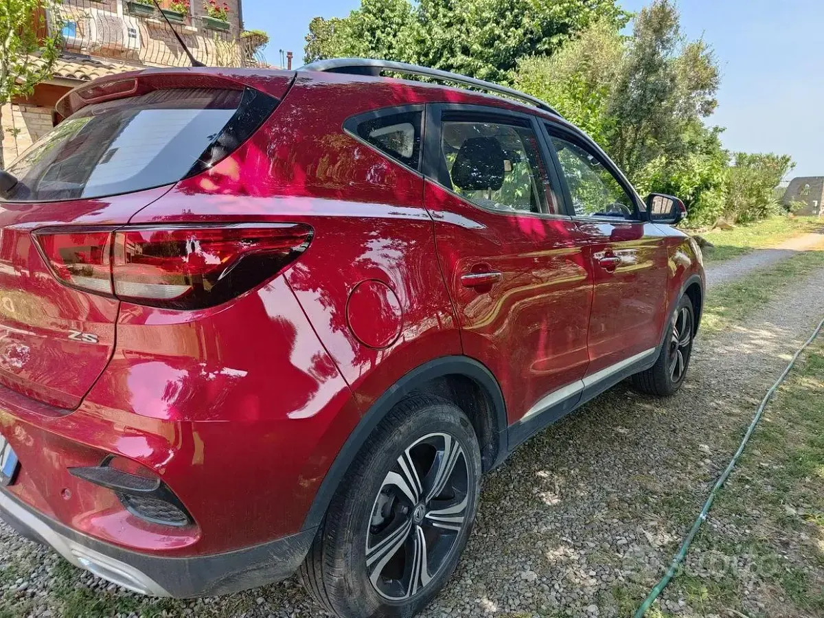 Usata MG ZS 106 CV (77 kW) 2023 Rosso SUV