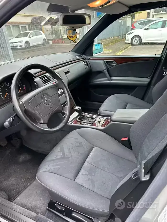 Usata Mercedes E200 136 CV (100 kW) 1996 Grigio Berlina
