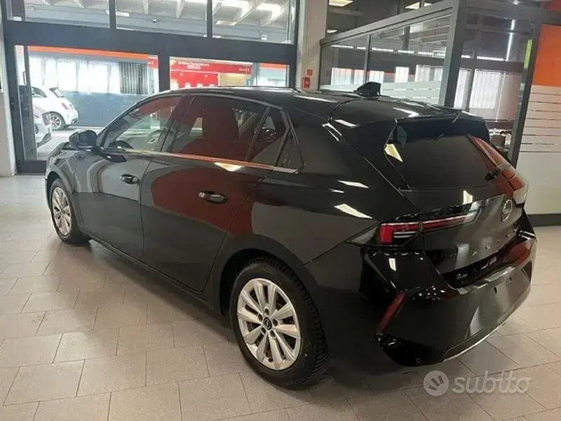 Usata Opel Astra Elegance 110 CV (80 kW) 2023 Nero Utilitaria