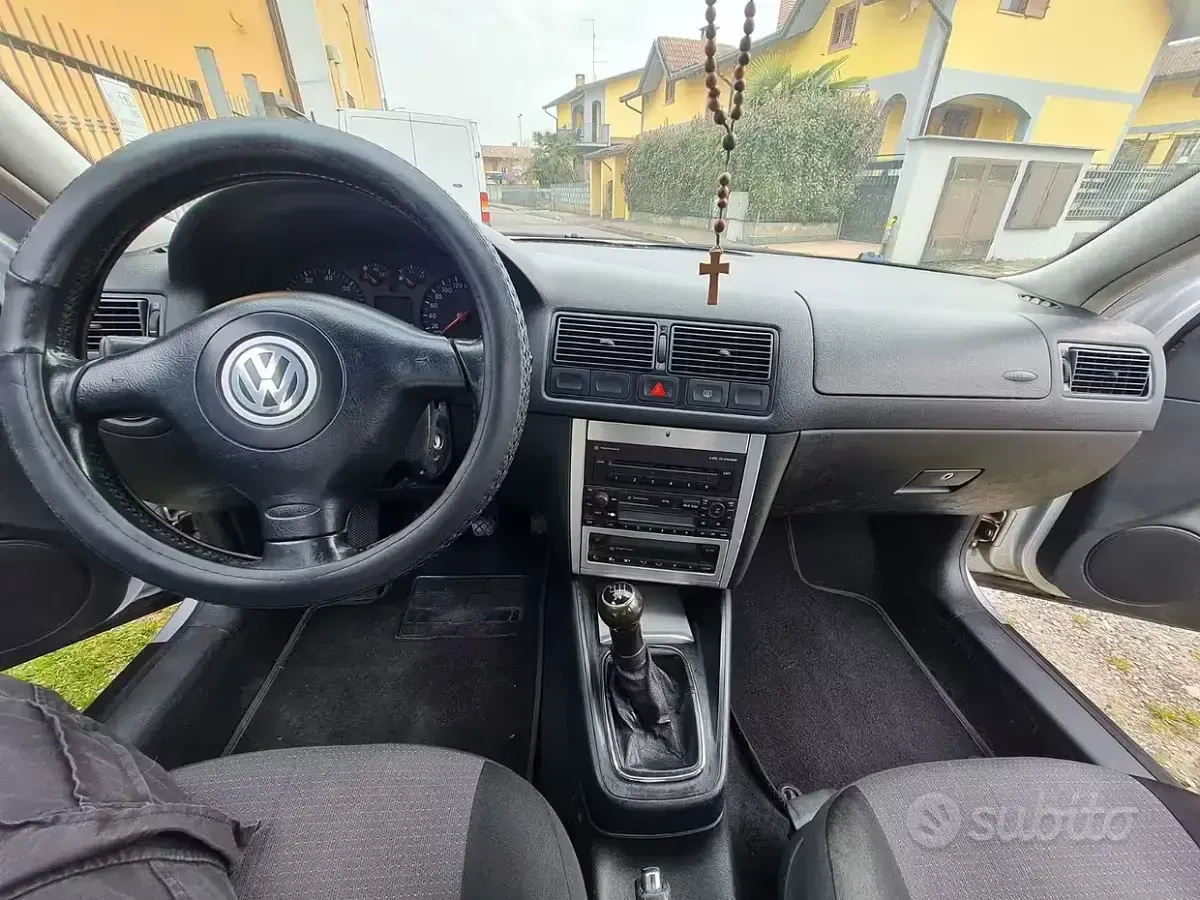 Usata VW Golf IV 105 CV (77 kW) 2002 Grigio Utilitaria