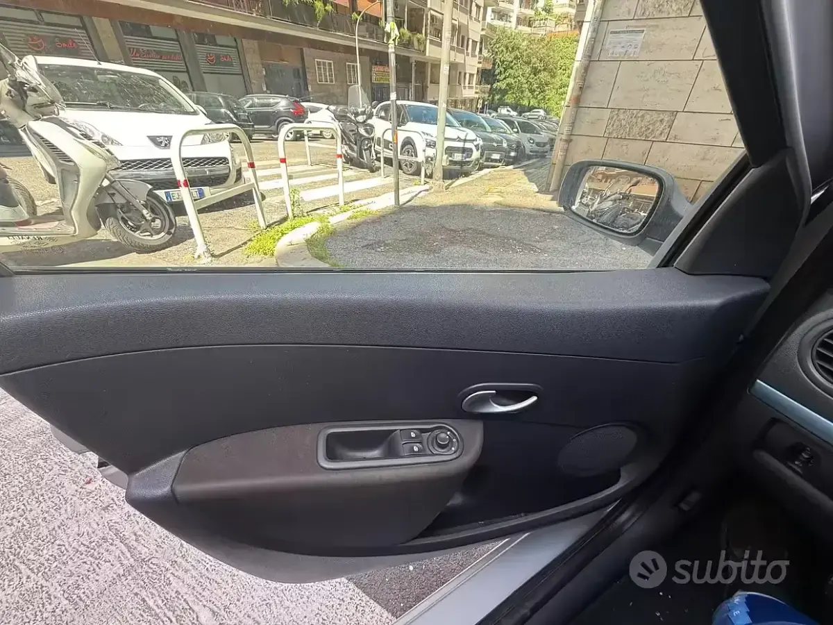Usata Renault Clio II 75 CV (55 kW) 2007 Grigio Berlina