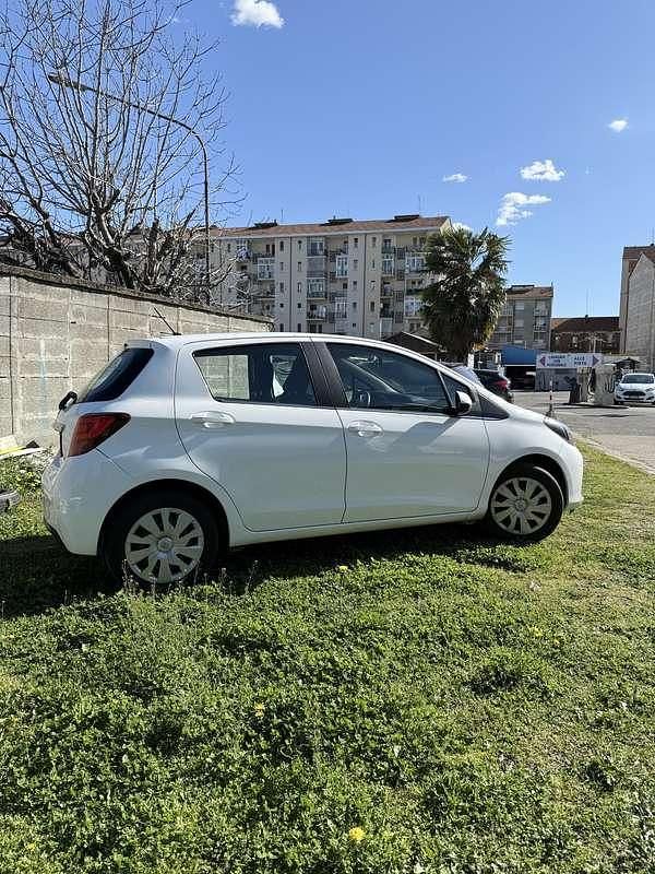 Usata Toyota Yaris Lounge 69 CV (50 kW) 2015 Bianco Utilitaria
