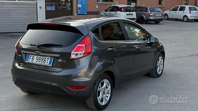 Usata Ford Fiesta Titanium 101 CV (74 kW) 2016 Grigio Utilitaria