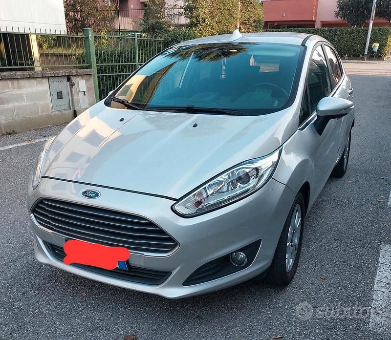 Grigio Usata 2016 Ford Fiesta Tre volumi | 7000 € (Ottimo prezzo) - Immagine 1/4