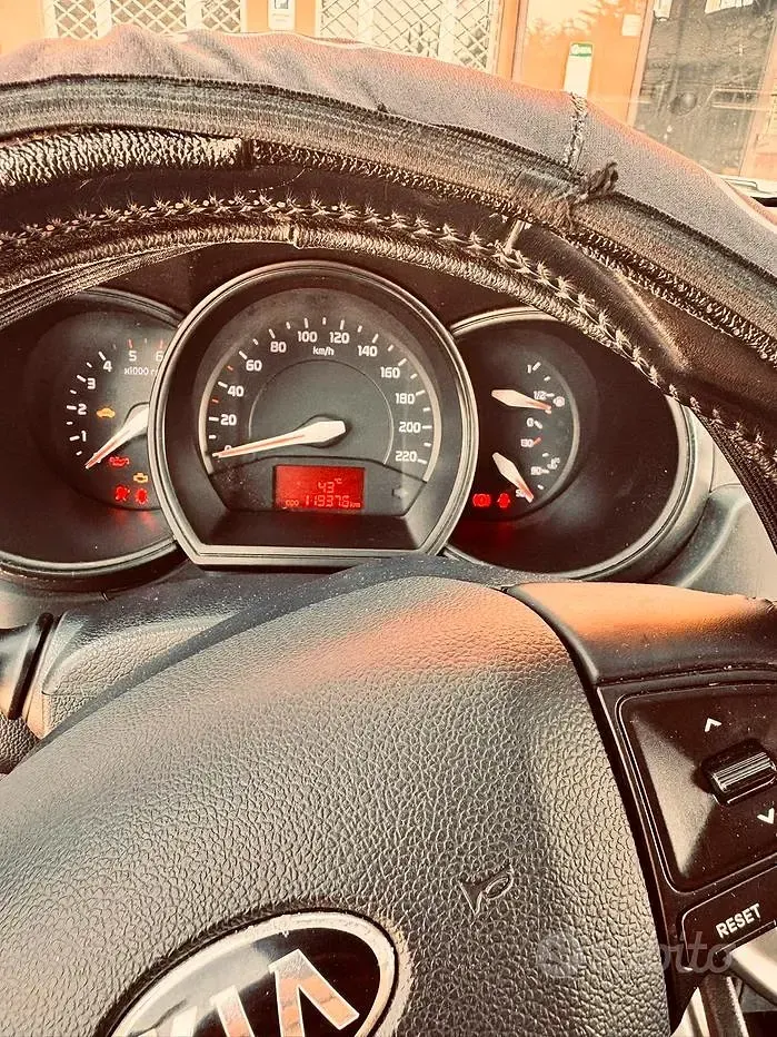 Usata Kia Rio 90 CV (66 kW) 2013 Grigio Berlina