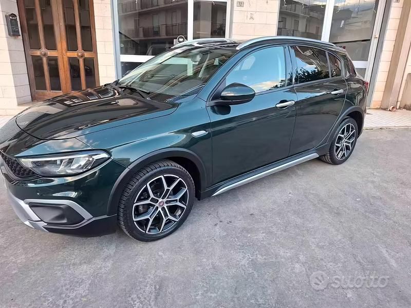 Usata Fiat Tipo Cross 131 CV (96 kW) 2021 Verde Berlina