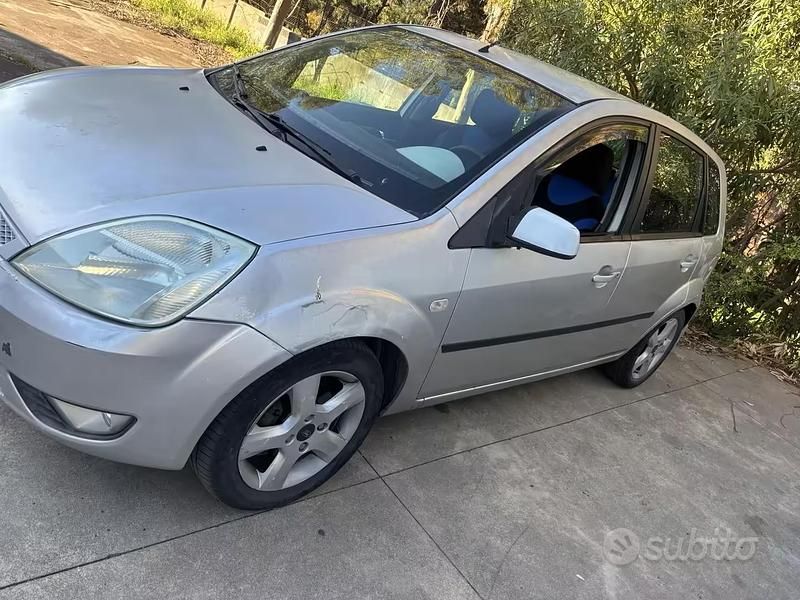Usata Ford Fiesta 68 CV (50 kW) 2003 Grigio Utilitaria