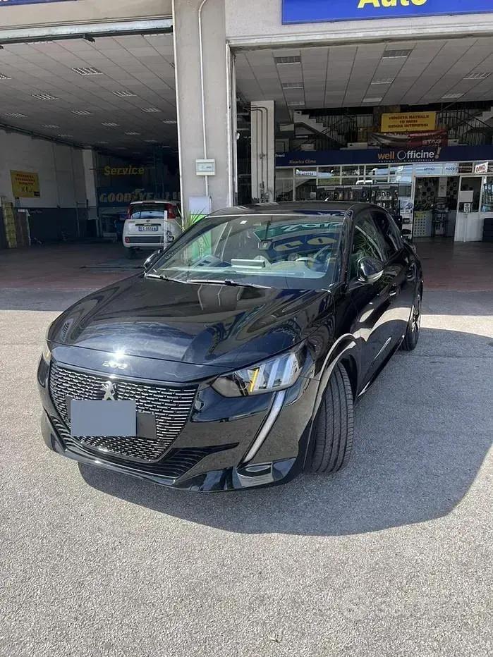 Usata Peugeot 208 GT 101 CV (74 kW) 2023 Nero Utilitaria