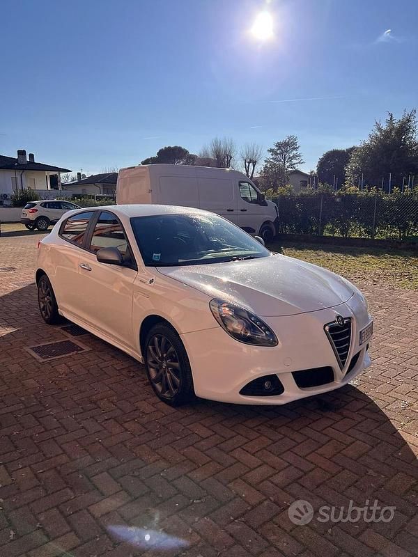 Bianco Usata 2013 Alfa Romeo Giulietta Tre volumi | 8500 € (Buon prezzo) - Immagine 1/4