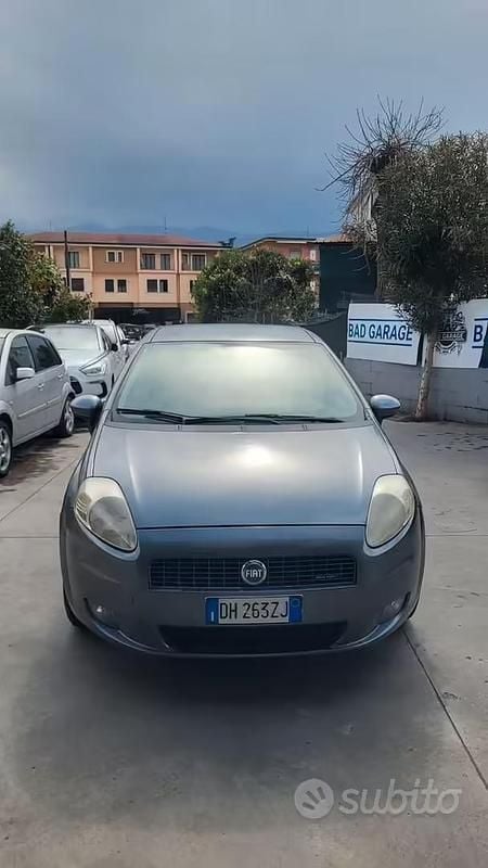 Usata Fiat Grande Punto Emotion 90 CV (66 kW) 2007 Grigio Utilitaria