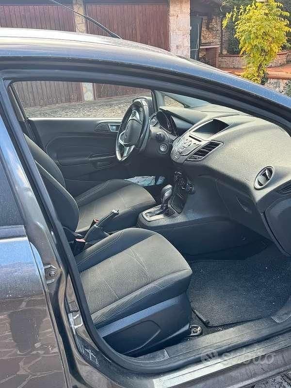 Usata Ford Fiesta 101 CV (74 kW) 2015 Grigio Berlina