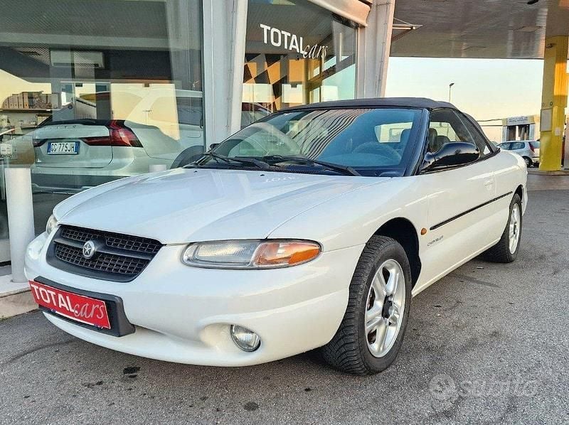 Usata Chrysler Stratus 133 CV (97 kW) 1997 Bianco pastello Cabrio
