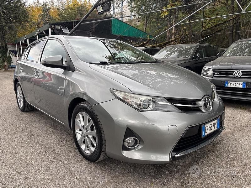 Usata Toyota Auris 89 CV (65 kW) 2013 Grigio Berlina