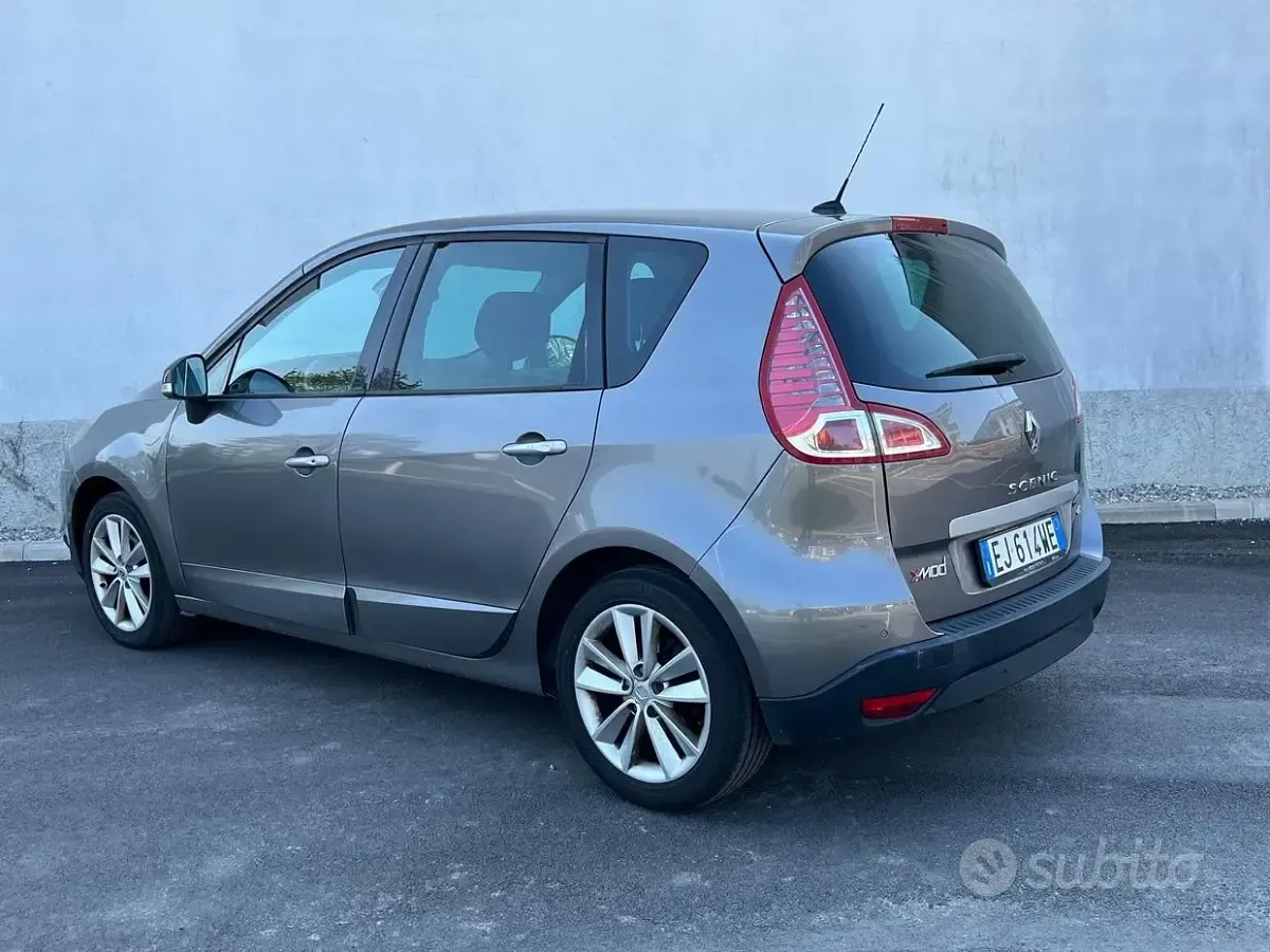 Usata Renault Scénic Luxe 130 CV (95 kW) 2011 Grigio Monovolume