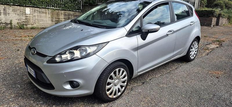 Argento Usata 2010 Ford Fiesta Due volumi | 2900 € (Ottimo prezzo) - Immagine 1/4