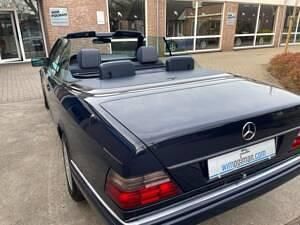 Usata Mercedes E200 136 CV (100 kW) 1996 Blu Cabrio