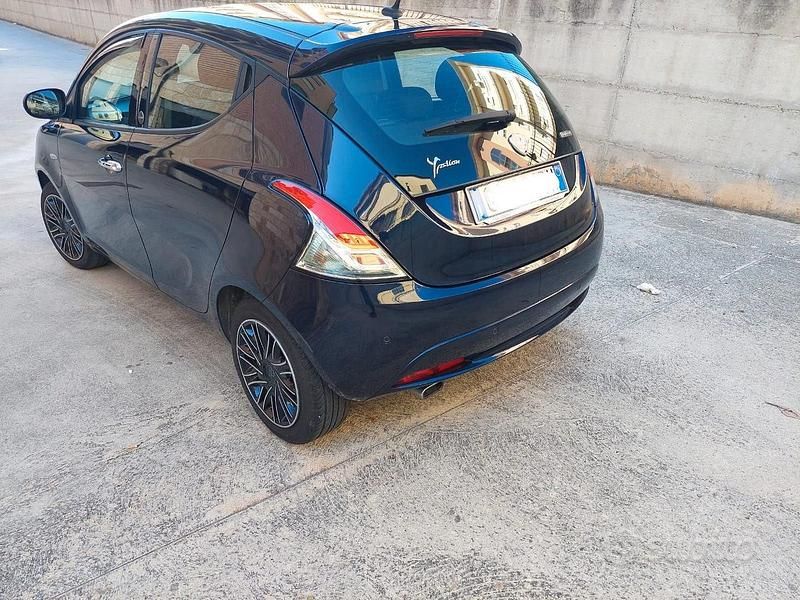 Blu Usata 2020 Lancia Ypsilon Due volumi | 10.500 € (Buon prezzo) - Immagine 1/4