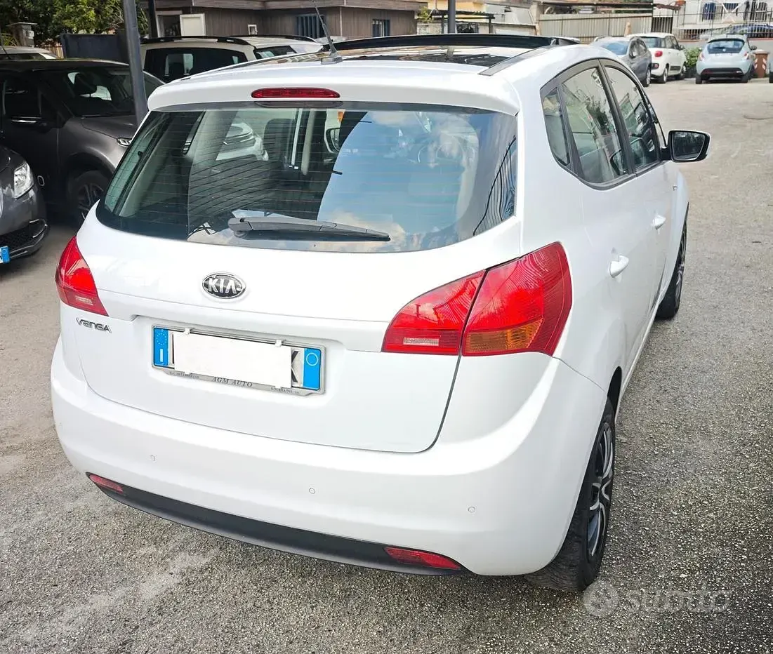 Usata Kia Venga 90 CV (66 kW) 2013 Bianco Utilitaria