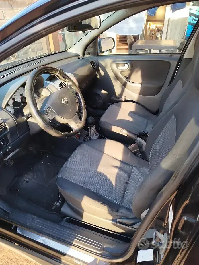 Usata Opel Corsa 69 CV (50 kW) 2005 Nero Utilitaria