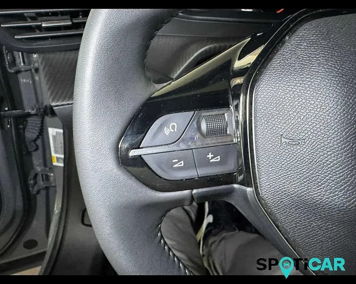 Usata Peugeot 2008 Allure 101 CV (74 kW) 2025 Grigio SUV