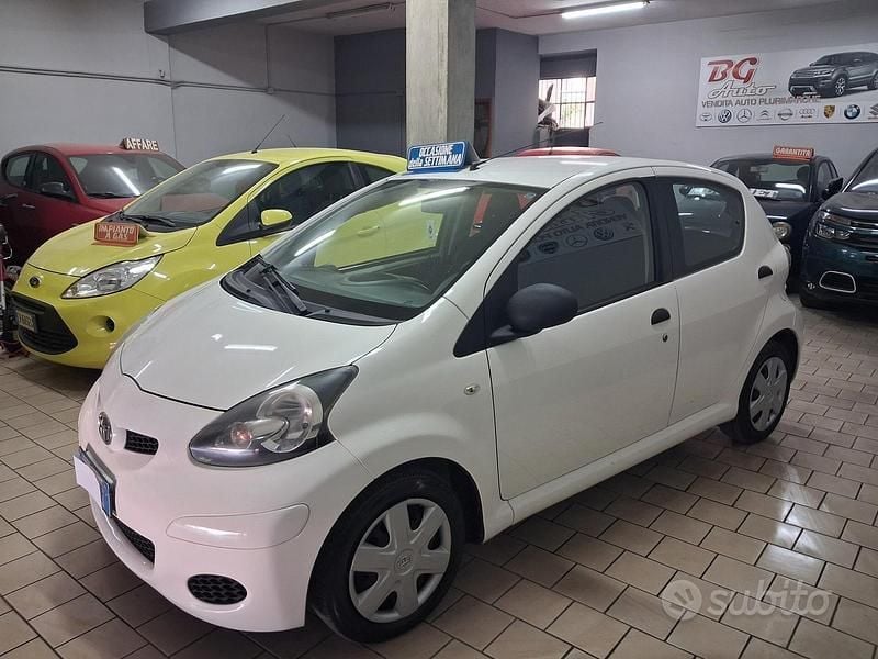 Usata Toyota Aygo 68 CV (50 kW) 2012 Bianco Utilitaria