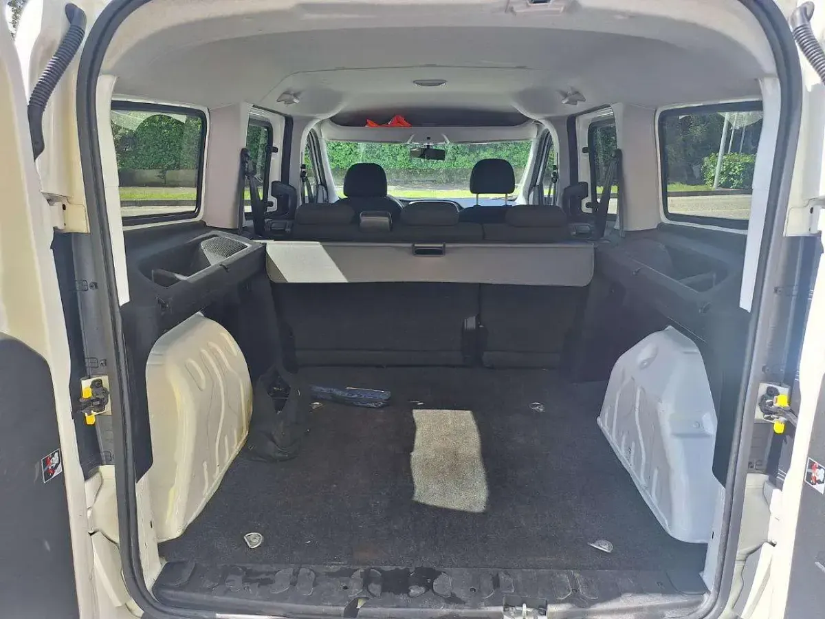 Usata Fiat Doblò Lounge 105 CV (77 kW) 2021 Bianco pastello Monovolume
