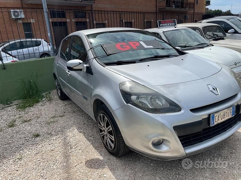 Usata Renault Clio II Dynamique 72 CV (52 kW) 2010 Grigio Berlina