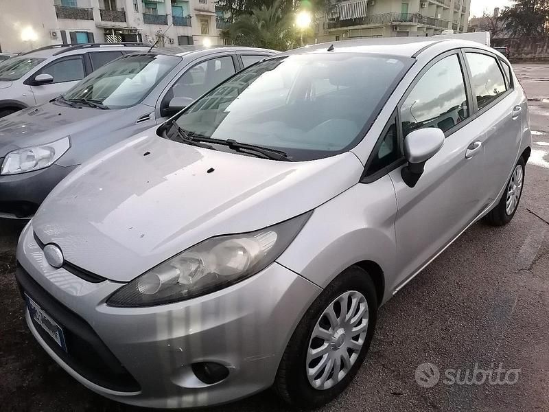 Usata Ford Fiesta Titanium 96 CV (70 kW) 2010 Grigio Utilitaria