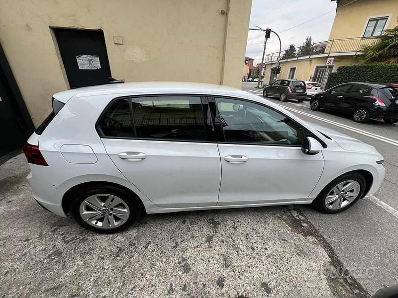 Usata VW Golf VIII Life 131 CV (96 kW) 2021 Bianco Berlina