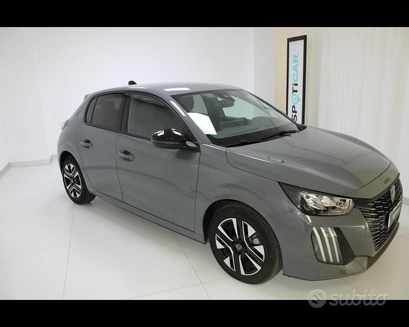 Usata Peugeot 208 Allure 101 CV (74 kW) 2025 Grigio selenium Utilitaria