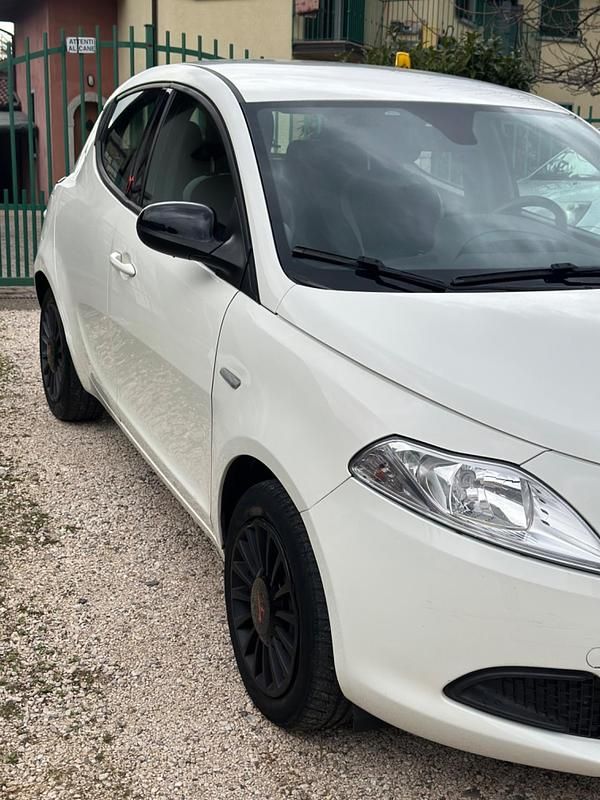 Usata Lancia Ypsilon 69 CV (50 kW) 2015 Bianco Utilitaria