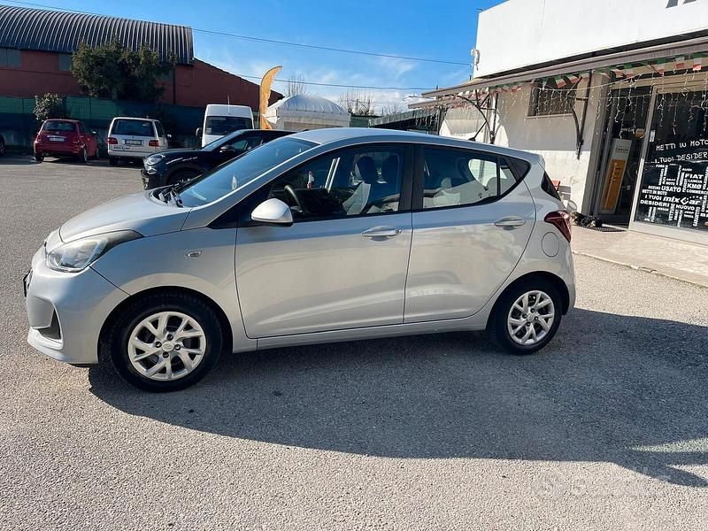 Gebraucht Hyundai i10 66 PS (48 kW) 2016 Silber Kleinwagen