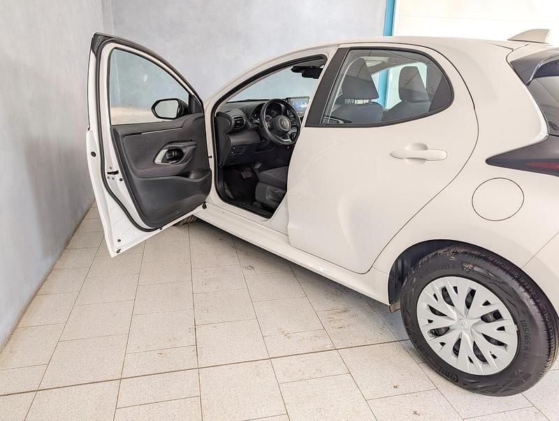 Usata Toyota Yaris Hybrid Active 92 CV (67 kW) 2025 Bianco Berlina