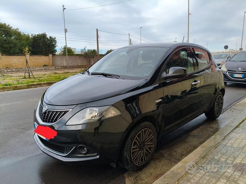 Usata Lancia Ypsilon Gold 70 CV (51 kW) 2022 Nero Utilitaria