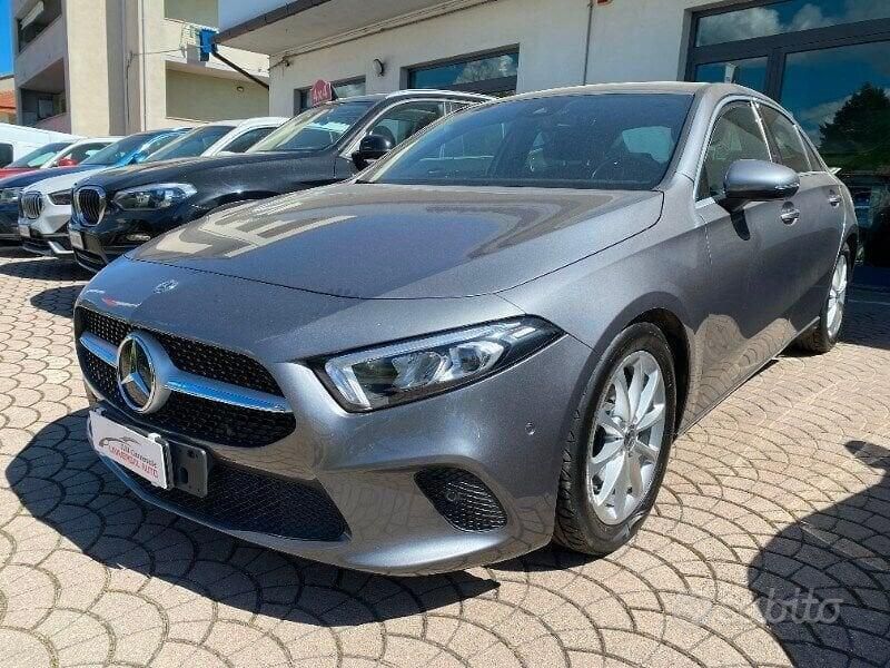 Grigio Usata 2019 Mercedes A180 Tre volumi | 23.690 € (Cara) - Immagine 1/4