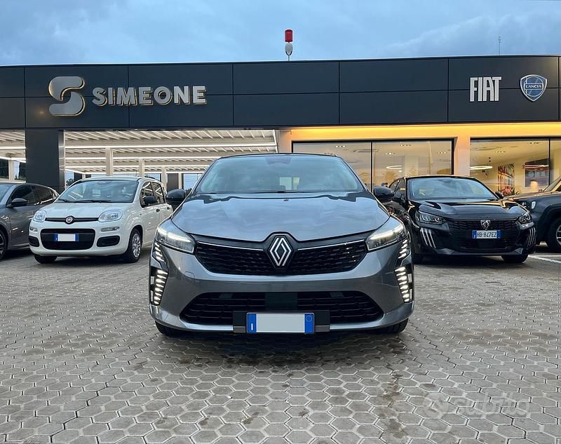 Begagnad Renault Clio V Evolution 101 HK (74 kW) 2025 Grå Sedan
