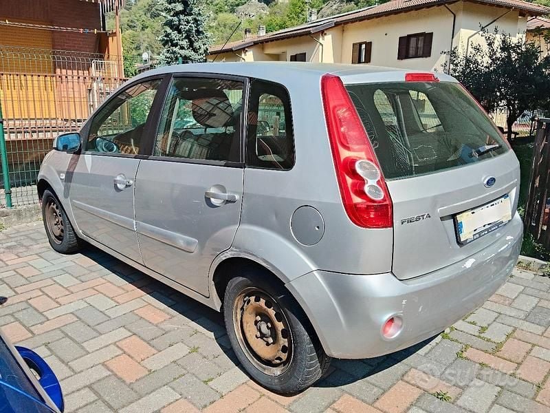 Usata Ford Fiesta 75 CV (55 kW) 2007 Grigio Utilitaria
