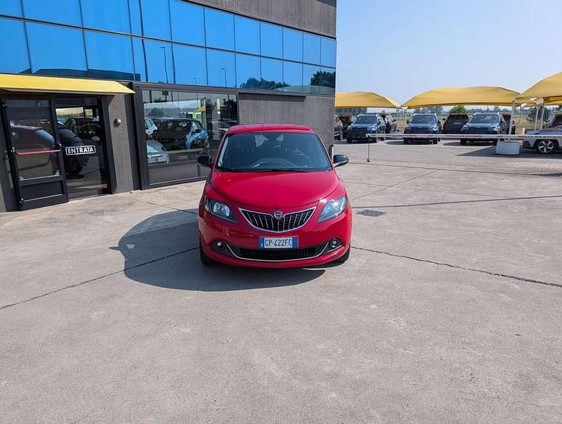 Usata Lancia Ypsilon Gold 69 CV (50 kW) 2023 Rosso / pastello Utilitaria