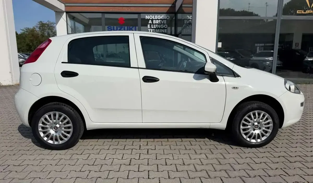Usata Fiat Punto Lounge 77 CV (56 kW) 2016 Bianco Utilitaria