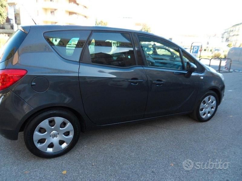 Usata Opel Meriva 100 CV (73 kW) 2012 Grigio Monovolume