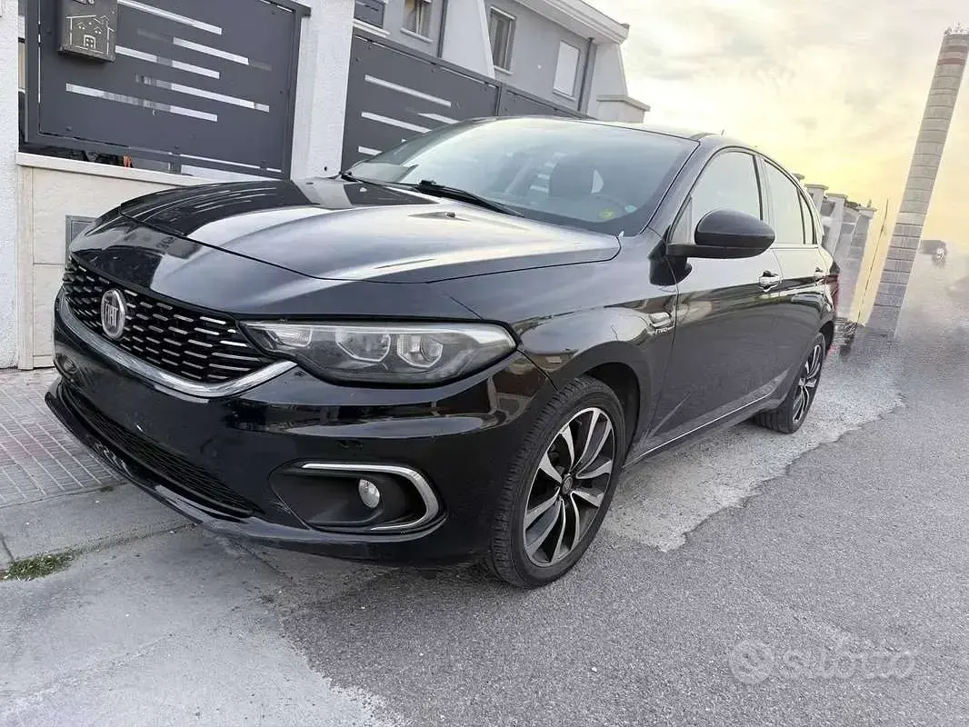 Usata Fiat Tipo Lounge 120 CV (88 kW) 2017 Nero Berlina