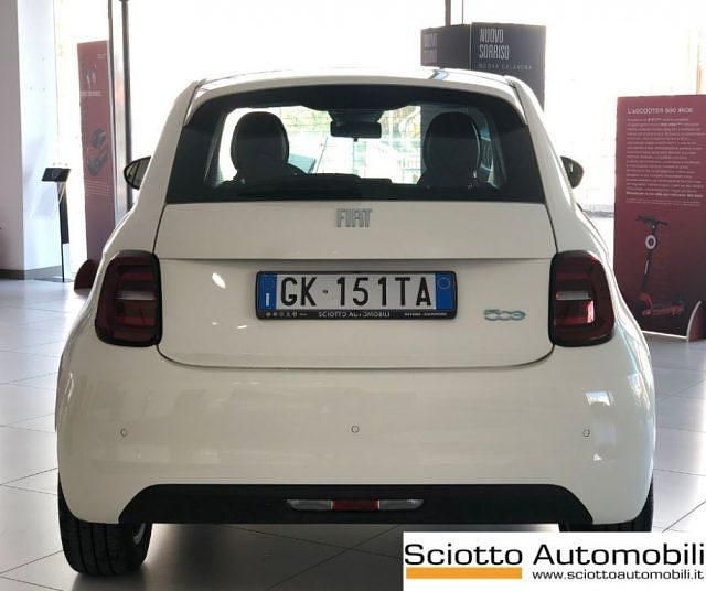 Usata Fiat 500e 86 kW (118 CV) 2023 Bianco pastello Berlina