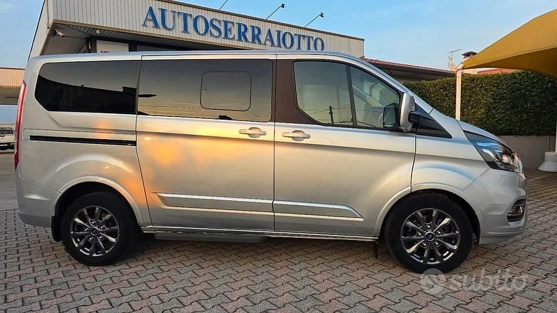 Grigio Usata 2021 Ford Tourneo Titanium Monovolume | 30.500 € (Buon prezzo) - Immagine 1/4