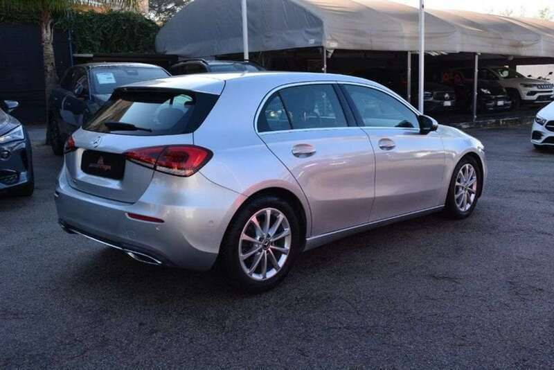 Usata Mercedes A180 116 CV (85 kW) 2021 Argento metallizzato Utilitaria