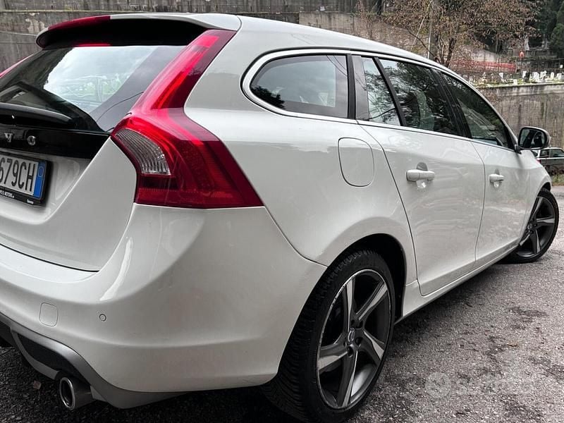 Usata Volvo V60 R-Design Kinetic 136 CV (100 kW) 2013 Bianco Station wagon