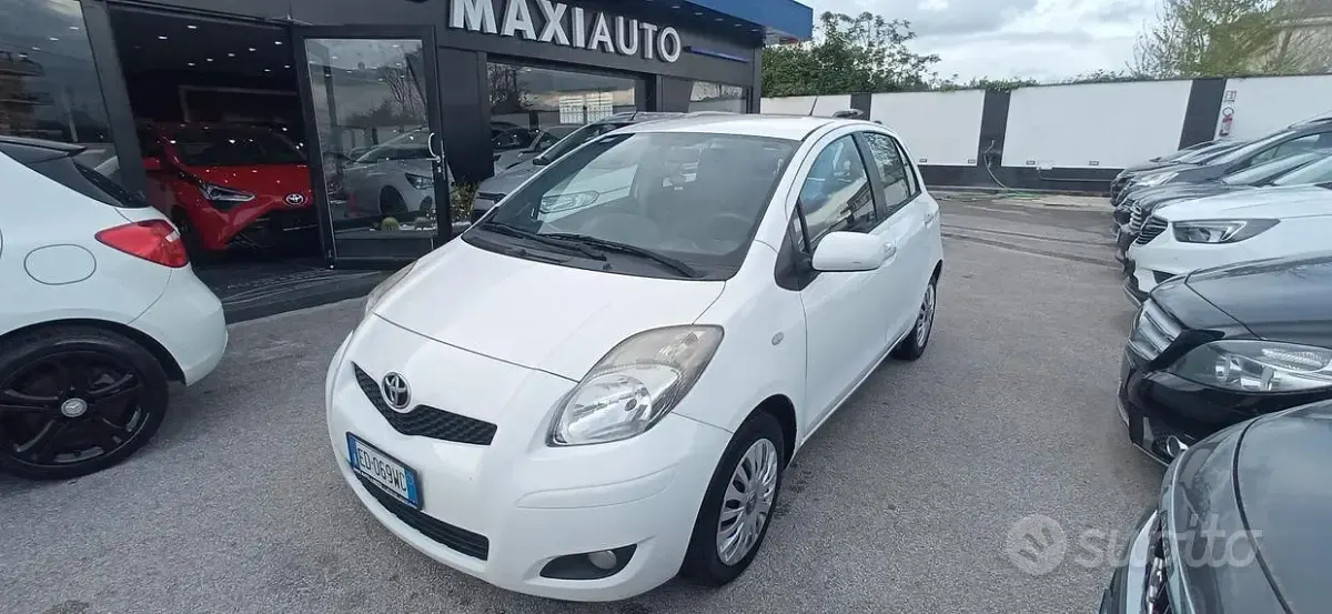 Begagnad Toyota Yaris 90 HK (66 kW) 2011 Vit Halvkombi