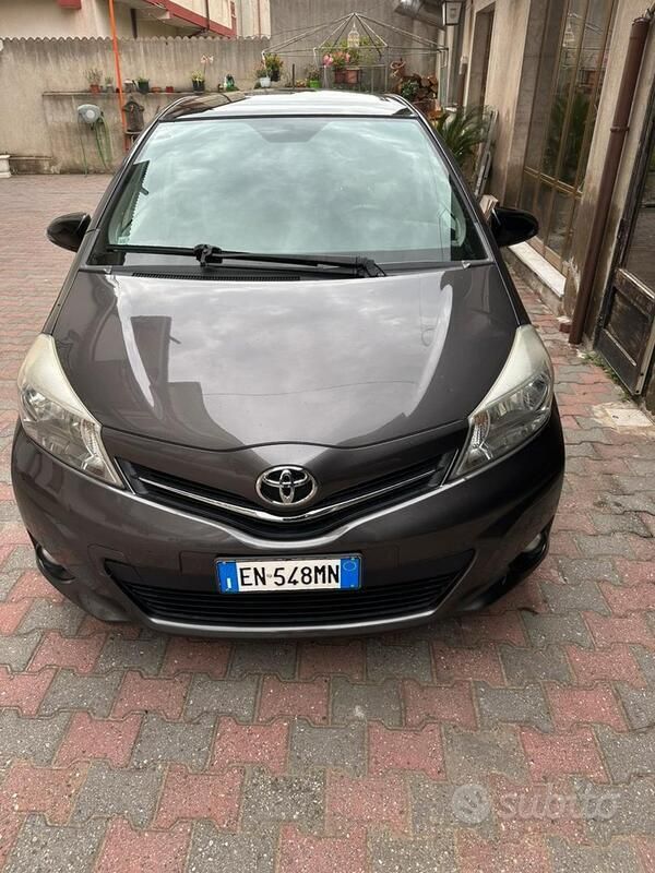 Usata Toyota Yaris 90 CV (66 kW) 2012 Grigio Utilitaria