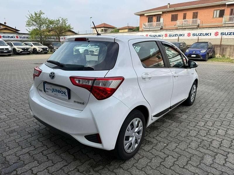 Usata Toyota Yaris Hybrid Active 73 CV (53 kW) 2017 Bianco Berlina