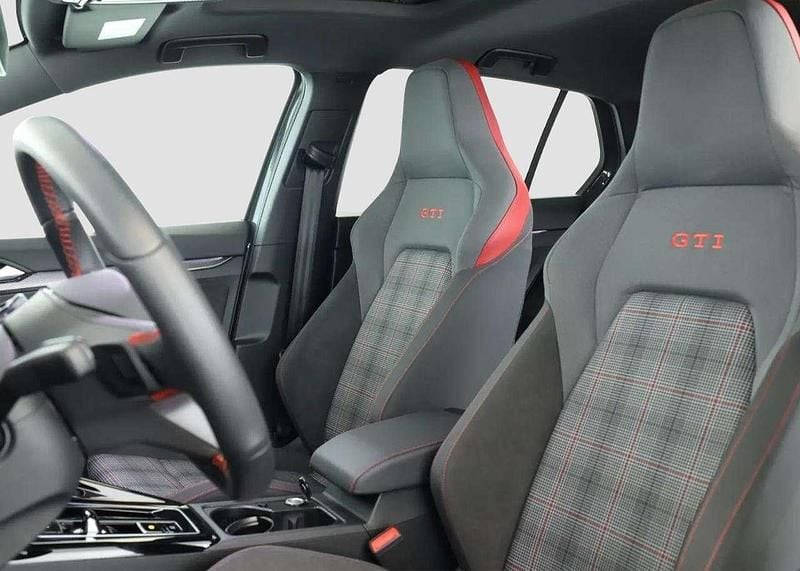 Usata VW Golf VIII GTI 265 CV (194 kW) 2025 Grigio Utilitaria